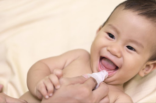 Trẻ sơ sinh cũng cần rơ lưỡi mỗi ngày để làm sạch khoang miệng 