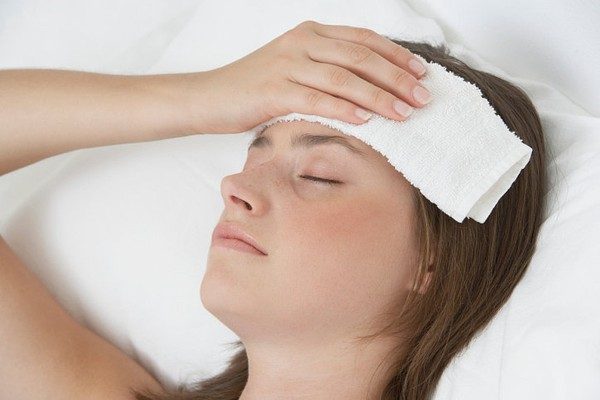 Giảm sốt bằng cách chườm khăn