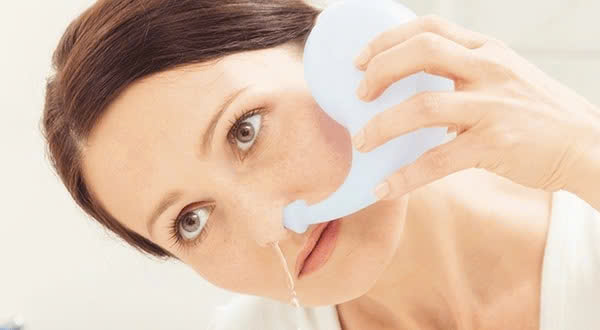 Rửa mũi xoang bằng nước muối sinh lý
